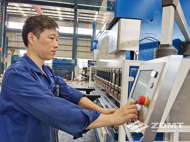 欧宝体育APP下载(中国)官方网站
生产车间-数控折弯机调试中